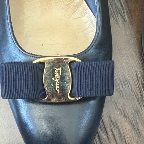 Salvatore Ferragamo Vintage Navy Leather Flats with Gold Accent, Sz 9.5, EUC - Picture 3 of 10